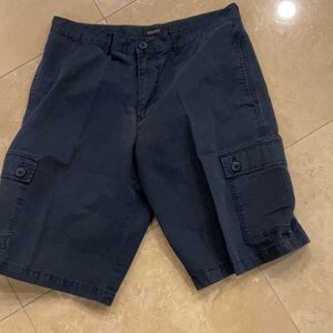 DKNY MEN’S CARGO SHORTS IN SIZE 33